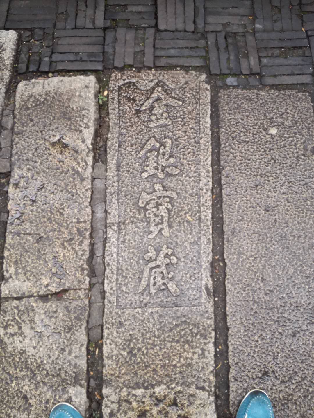 Ͻ
